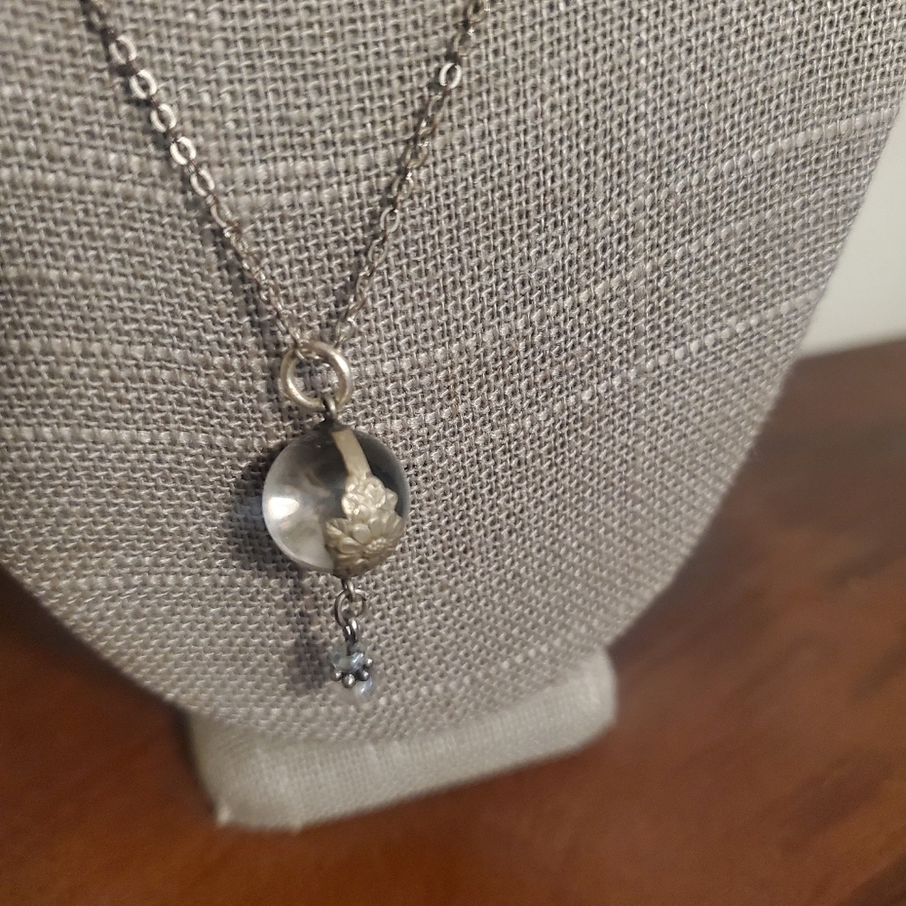 Single, pool of light necklace - Picture 3 of 3
